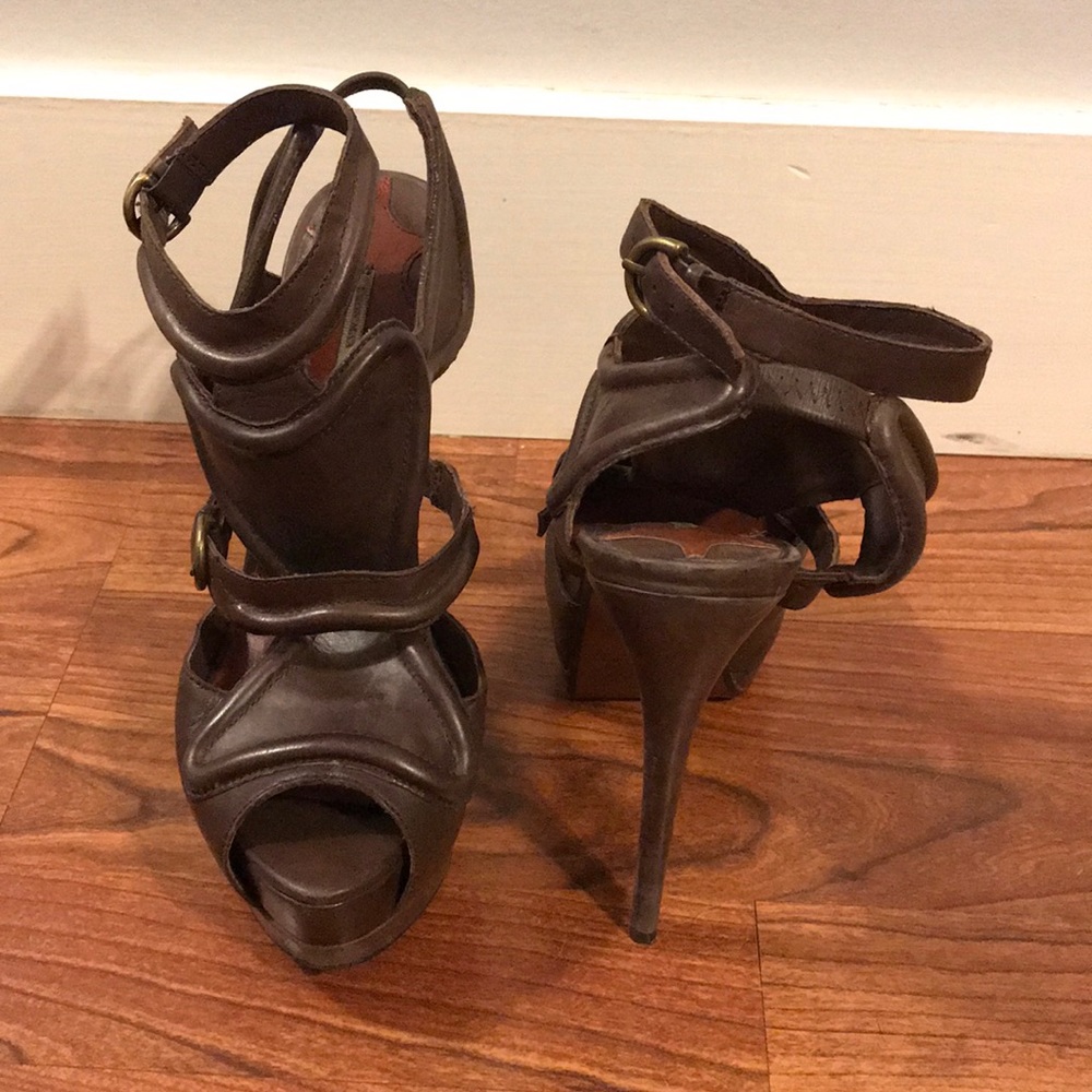Size 8 brown leather Leon Max heels